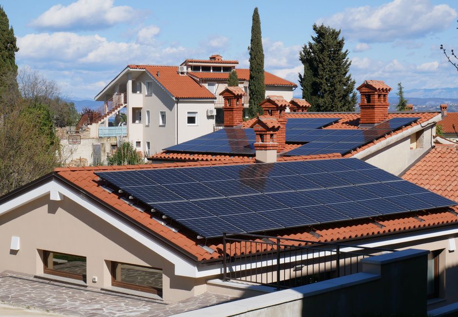 Toits de tuiles de maisons résidentielles équipés de panneaux solaires photovoltaïques